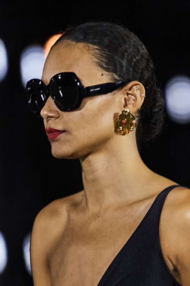 عرض أزياء مجموعة Saint Laurent لربيع وصيف 2022 من أسبوع الموضة في باريس