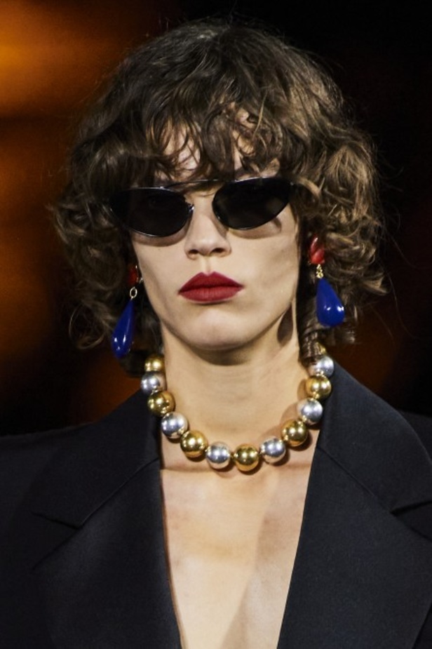 عرض أزياء مجموعة Saint Laurent لربيع وصيف 2022 من أسبوع الموضة في باريس