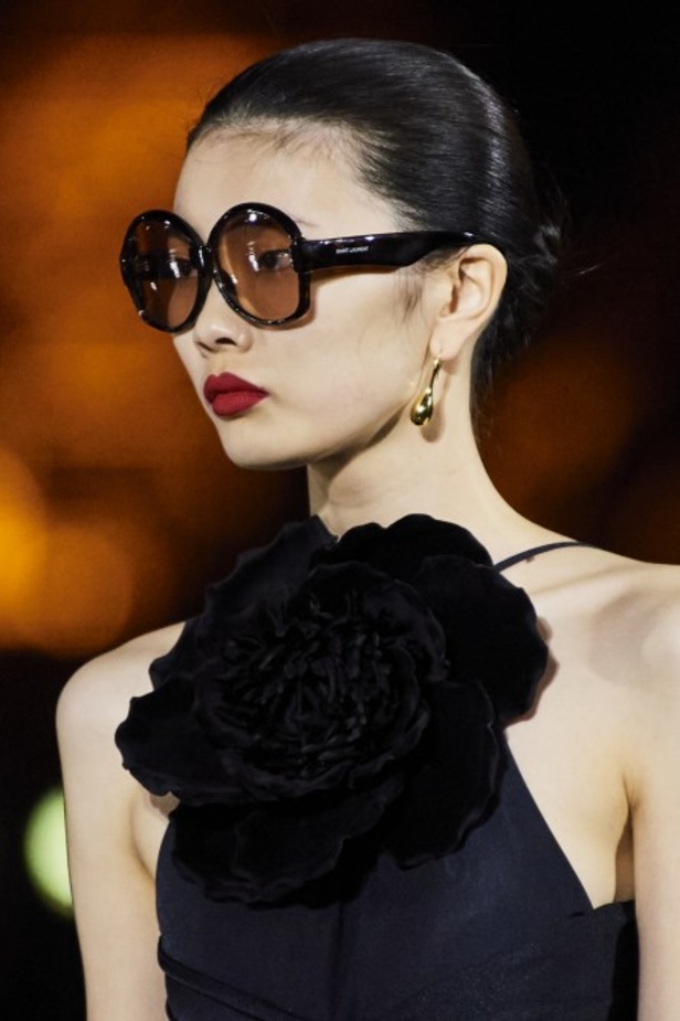 عرض أزياء مجموعة Saint Laurent لربيع وصيف 2022 من أسبوع الموضة في باريس