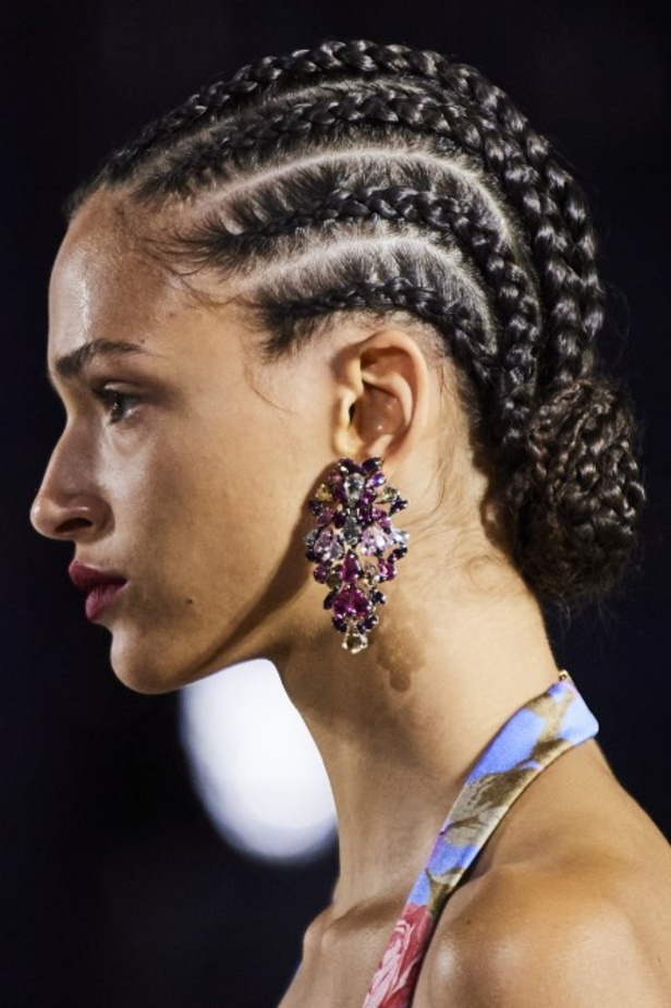 عرض أزياء مجموعة Saint Laurent لربيع وصيف 2022 من أسبوع الموضة في باريس