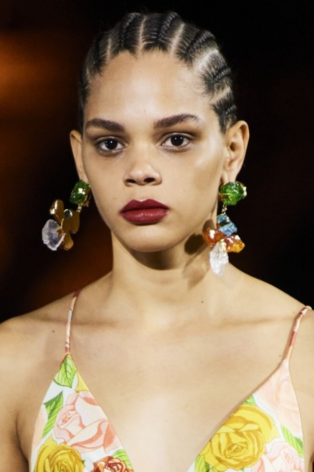 عرض أزياء مجموعة Saint Laurent لربيع وصيف 2022 من أسبوع الموضة في باريس