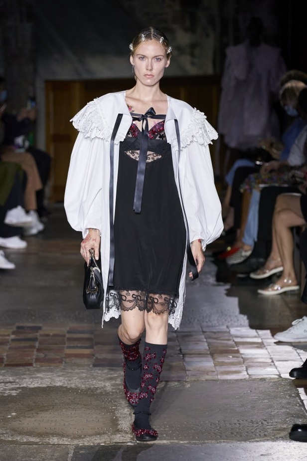 مجموعة Simone Rocha لربيع وصيف 2022 ضمن أسبوع الموضة في لندن