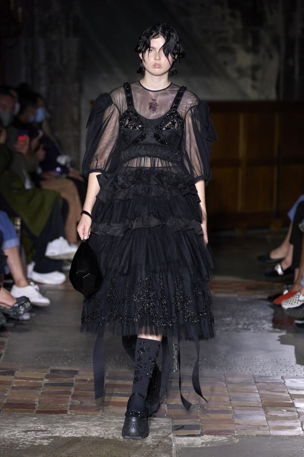 مجموعة Simone Rocha لربيع وصيف 2022 ضمن أسبوع الموضة في لندن