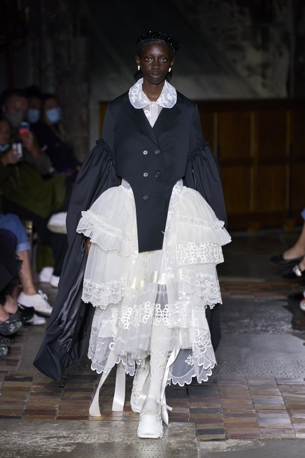 مجموعة Simone Rocha لربيع وصيف 2022 ضمن أسبوع الموضة في لندن