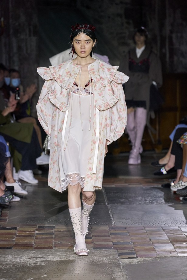 مجموعة Simone Rocha لربيع وصيف 2022 ضمن أسبوع الموضة في لندن