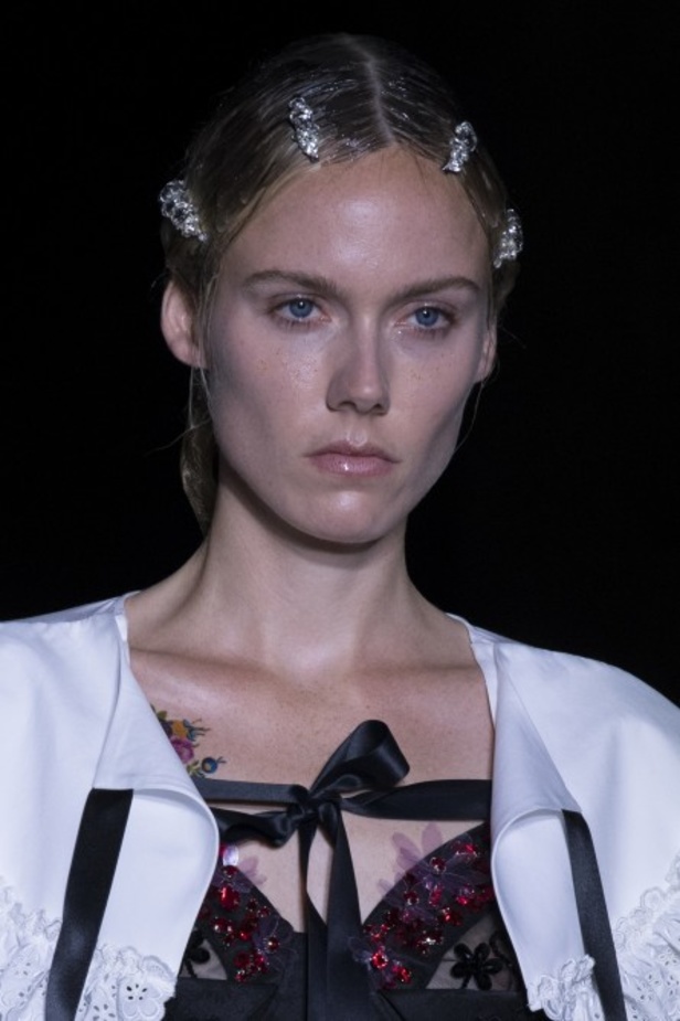 مجموعة Simone Rocha لربيع وصيف 2022 ضمن أسبوع الموضة في لندن