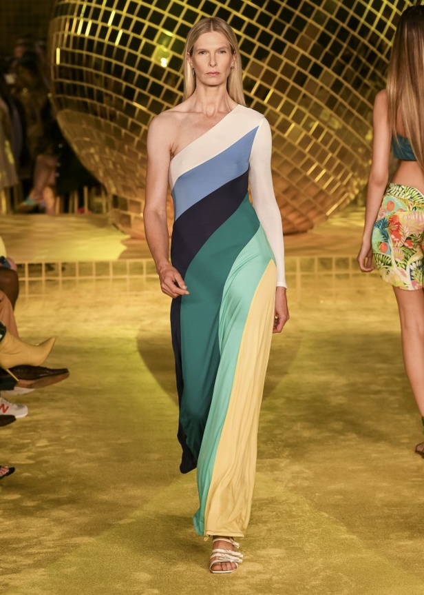 مجموعة ازياء Staud لربيع وصيف 2022 ضمن أسبوع الموضة في نيويورك