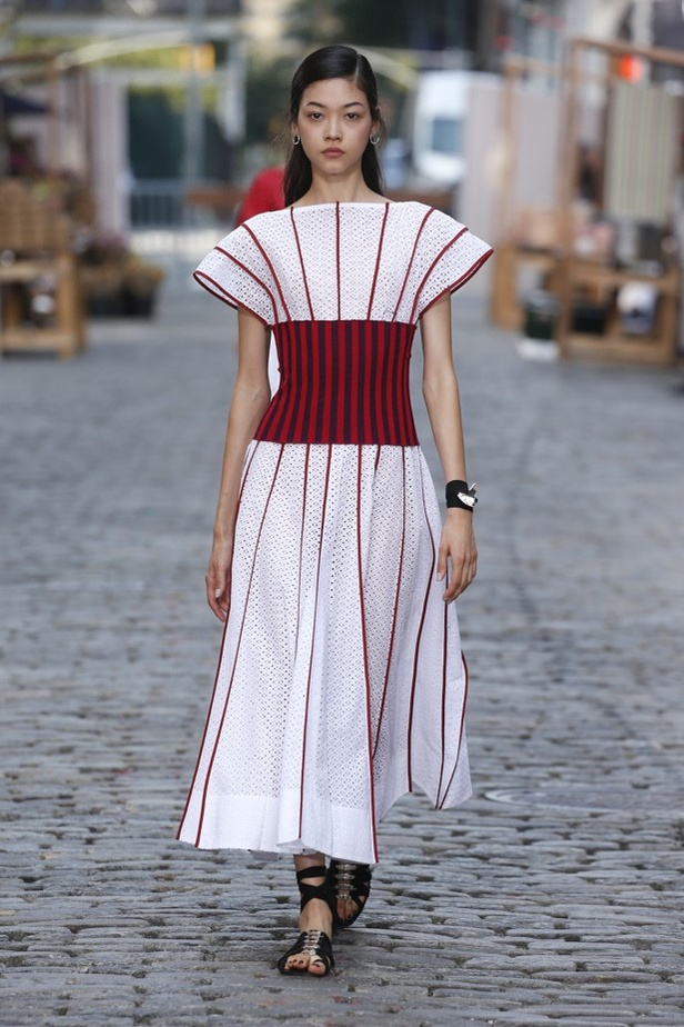 مجموعة توري بورتش لموسم ربيع وصيف 2022