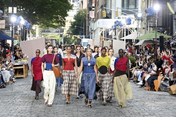 مجموعة توري بورتش لموسم ربيع وصيف 2022