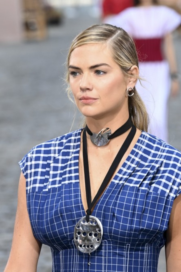 عرض أزياء توري بورتش لموسم ربيع وصيف 2022