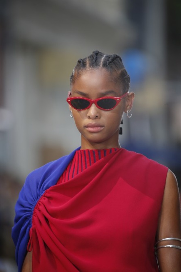 عرض أزياء توري بورتش لموسم ربيع وصيف 2022