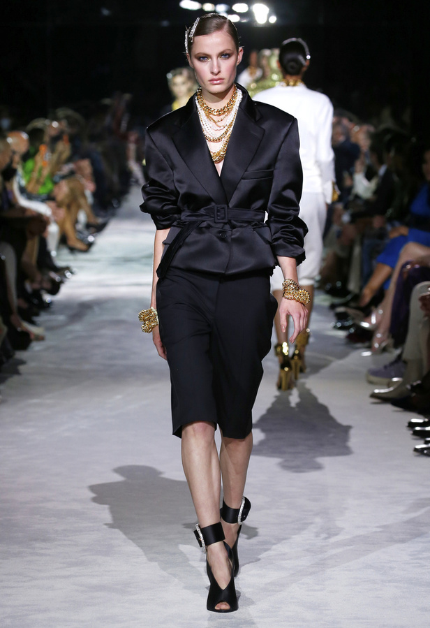 عرض أزياء Tom Ford لربيع وصيف 2022 من أسبوع الموضة في نيويورك