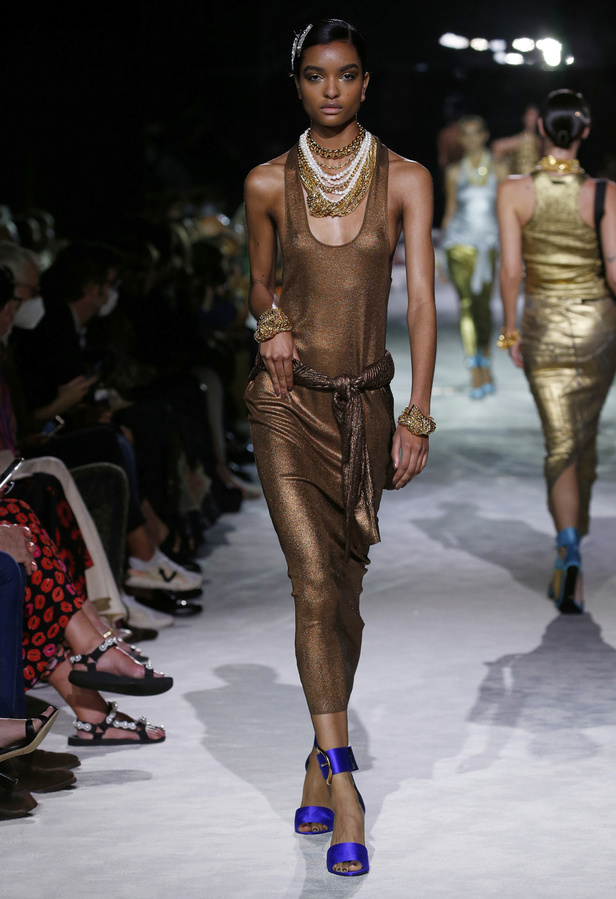 عرض أزياء Tom Ford لربيع وصيف 2022 من أسبوع الموضة في نيويورك