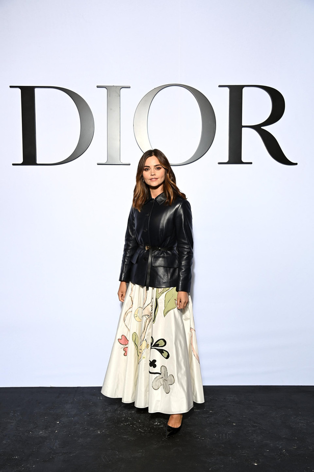 مجموعة Dior لربيع وصيف 2022 عودة بالذّاكرة إلى السّتينات وثورة في إطلالة المرأة 