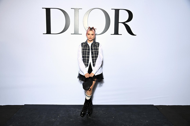مجموعة Dior لربيع وصيف 2022 عودة بالذّاكرة إلى السّتينات وثورة في إطلالة المرأة 