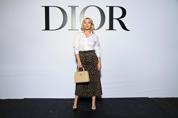 مجموعة Dior لربيع وصيف 2022 عودة بالذّاكرة إلى السّتينات وثورة في إطلالة المرأة 