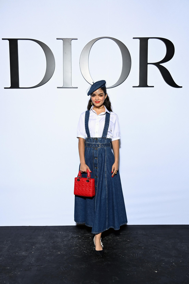 مجموعة Dior لربيع وصيف 2022 عودة بالذّاكرة إلى السّتينات وثورة في إطلالة المرأة 