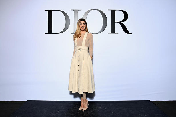 مجموعة Dior لربيع وصيف 2022 عودة بالذّاكرة إلى السّتينات وثورة في إطلالة المرأة 