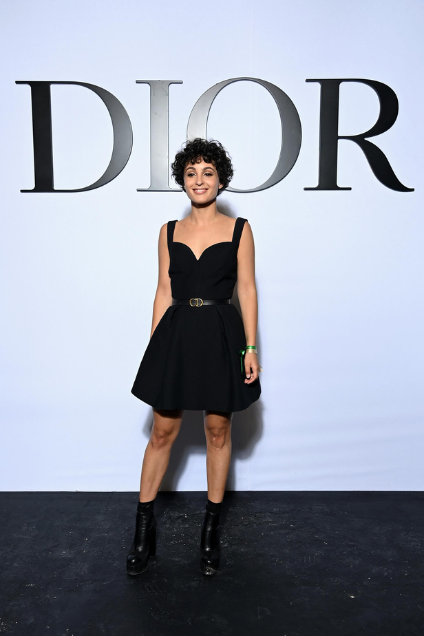 مجموعة Dior لربيع وصيف 2022 عودة بالذّاكرة إلى السّتينات وثورة في إطلالة المرأة 