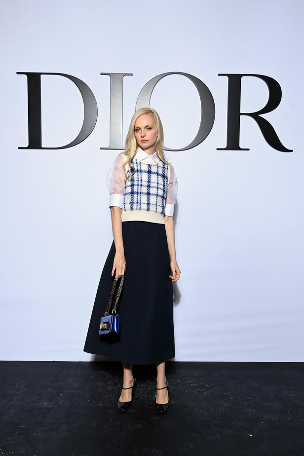مجموعة Dior لربيع وصيف 2022 عودة بالذّاكرة إلى السّتينات وثورة في إطلالة المرأة 