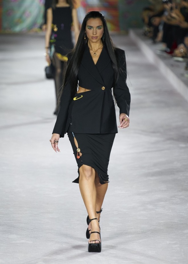 من عرض أزياء فيرساتشي لموسم ربيع وصيف 2022