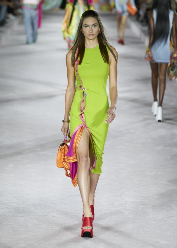 من عرض أزياء فيرساتشي لموسم ربيع وصيف 2022