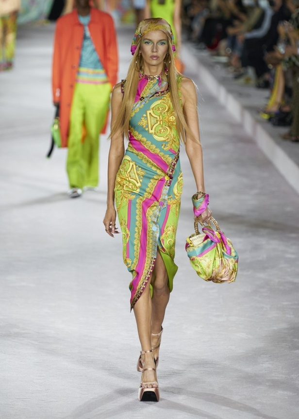 من عرض أزياء فيرساتشي لموسم ربيع وصيف 2022