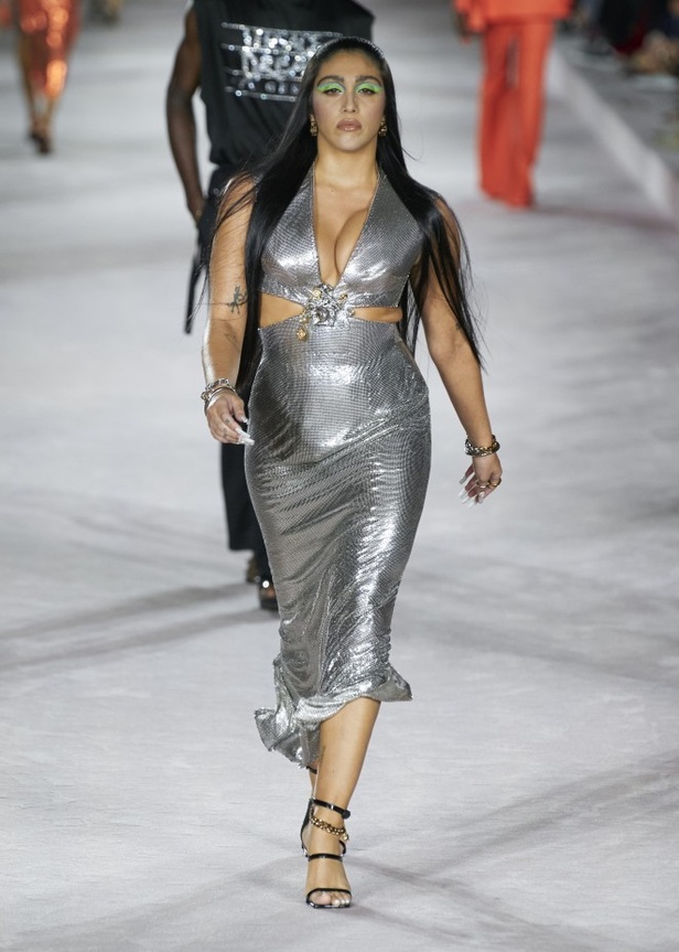 من عرض أزياء فيرساتشي لموسم ربيع وصيف 2022