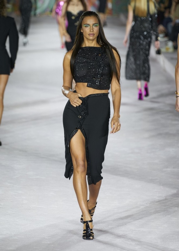 من عرض أزياء فيرساتشي لموسم ربيع وصيف 2022