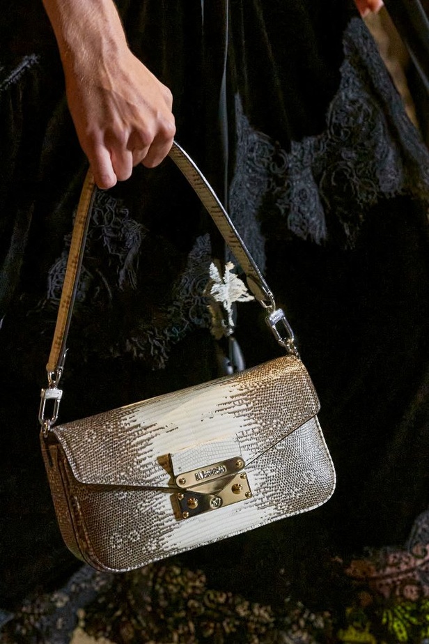 دار أزياء Louis Vuitton تجسّد الترف الفرنسي مع العصرية في مجموعة ربيع وصيف 2022