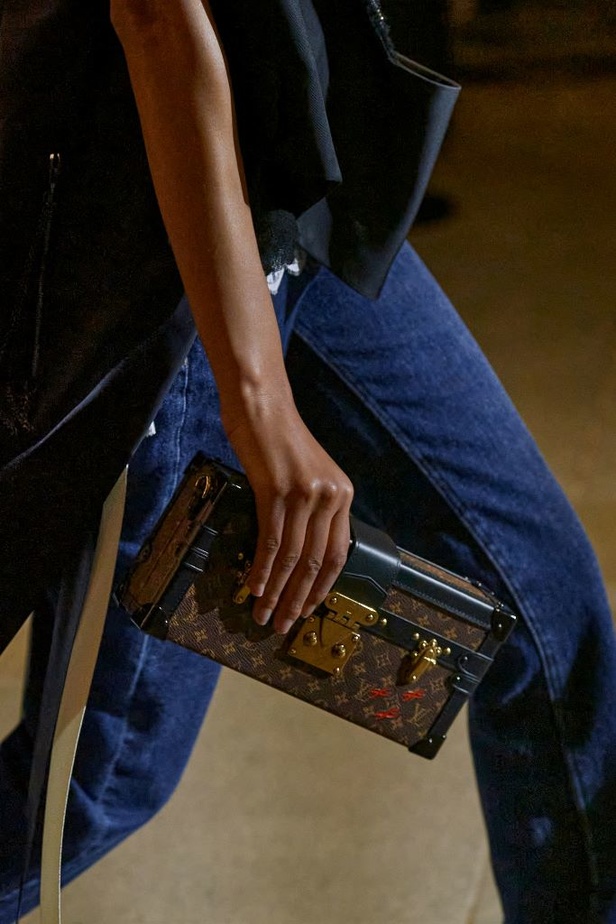 دار أزياء Louis Vuitton تجسّد الترف الفرنسي مع العصرية في مجموعة ربيع وصيف 2022