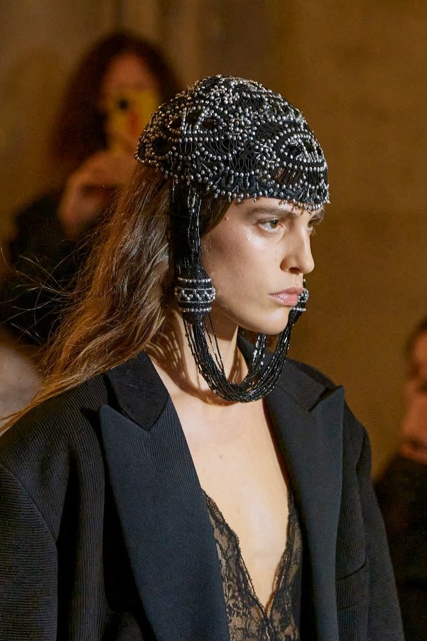 دار أزياء Louis Vuitton تجسّد الترف الفرنسي مع العصرية في مجموعة ربيع وصيف 2022