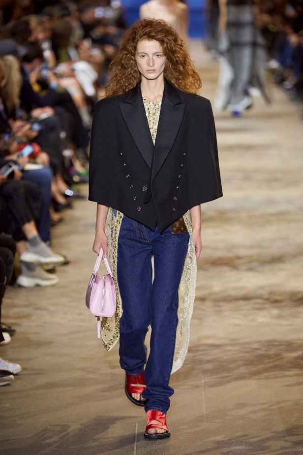 دار أزياء Louis Vuitton تجسّد الترف الفرنسي مع العصرية في مجموعة ربيع وصيف 2022