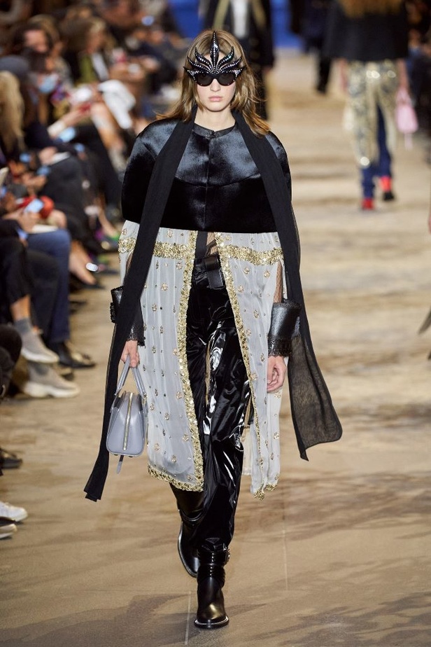 دار أزياء Louis Vuitton تجسّد الترف الفرنسي مع العصرية في مجموعة ربيع وصيف 2022