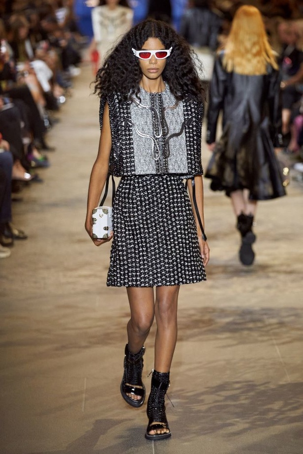 دار أزياء Louis Vuitton تجسّد الترف الفرنسي مع العصرية في مجموعة ربيع وصيف 2022