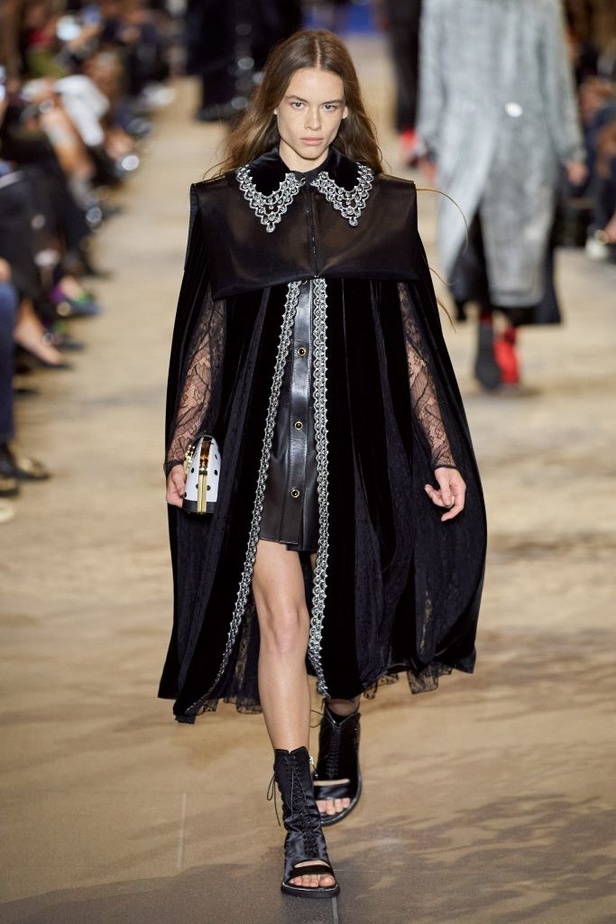 دار أزياء Louis Vuitton تجسّد الترف الفرنسي مع العصرية في مجموعة ربيع وصيف 2022