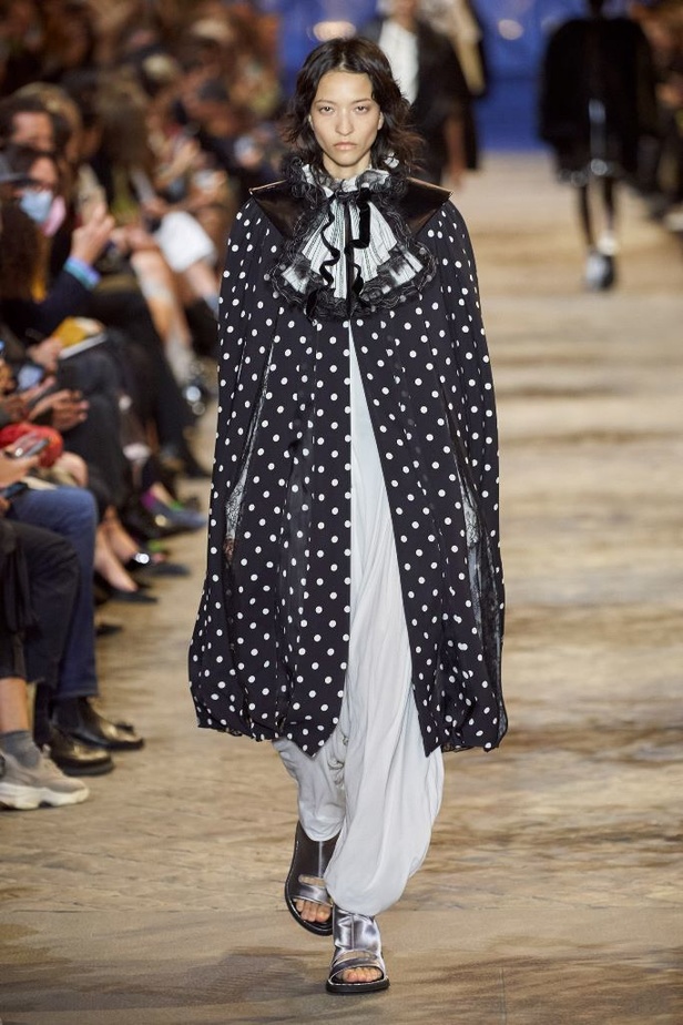 دار أزياء Louis Vuitton تجسّد الترف الفرنسي مع العصرية في مجموعة ربيع وصيف 2022