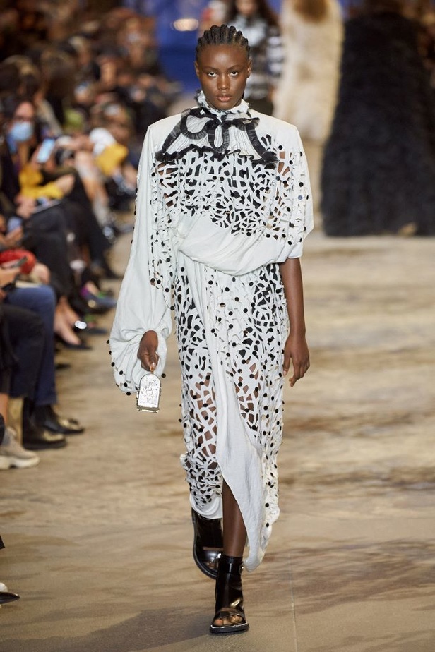 دار أزياء Louis Vuitton تجسّد الترف الفرنسي مع العصرية في مجموعة ربيع وصيف 2022