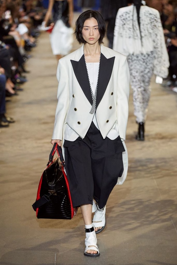 دار أزياء Louis Vuitton تجسّد الترف الفرنسي مع العصرية في مجموعة ربيع وصيف 2022