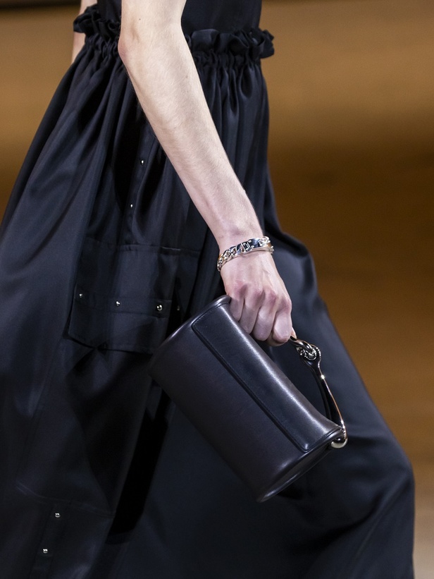 عرض أزياء مجموعة Hermes لربيع وصيف 2022 من أسبوع الموضة في باريس