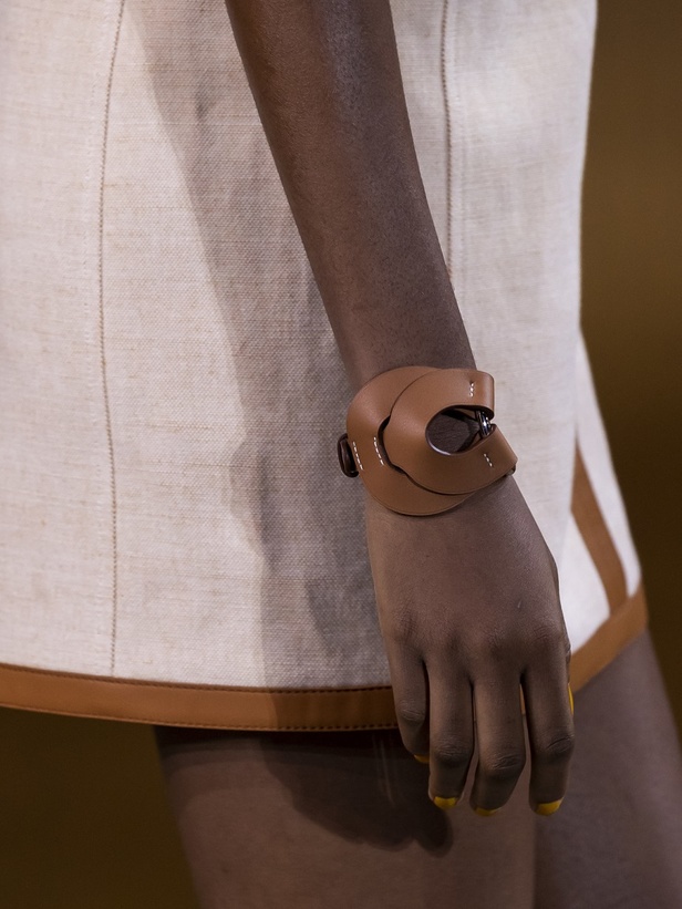 عرض أزياء مجموعة Hermes لربيع وصيف 2022 من أسبوع الموضة في باريس