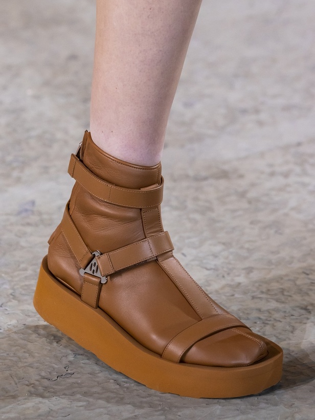 عرض أزياء مجموعة Hermes لربيع وصيف 2022 من أسبوع الموضة في باريس