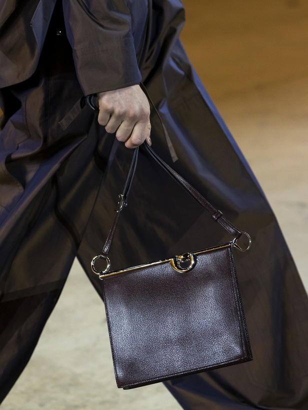 عرض أزياء مجموعة Hermes لربيع وصيف 2022 من أسبوع الموضة في باريس