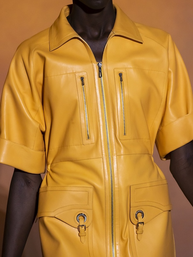 عرض أزياء مجموعة Hermes لربيع وصيف 2022 من أسبوع الموضة في باريس