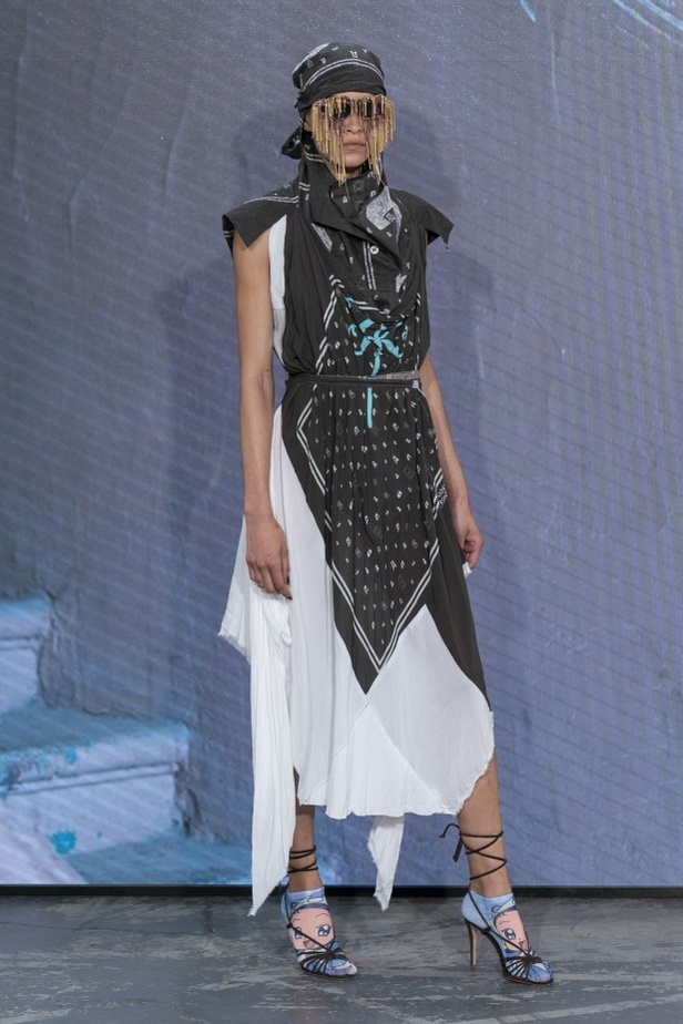 عرض أزياء مجموعة Vivienne Westwood لربيع وصيف 2022 من أسبوع الموضة في باريس