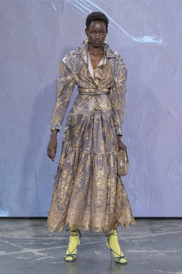 عرض أزياء مجموعة Vivienne Westwood لربيع وصيف 2022 من أسبوع الموضة في باريس