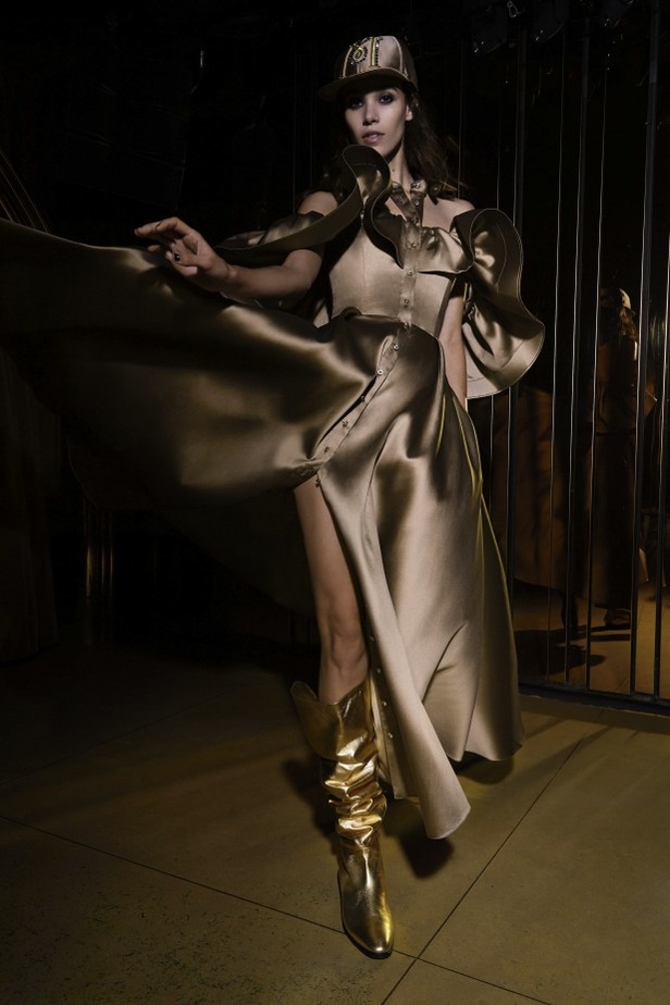 عرض أزياء Alexis Mabille لربيع وصيف 2022 من أسبوع الموضة في باريس