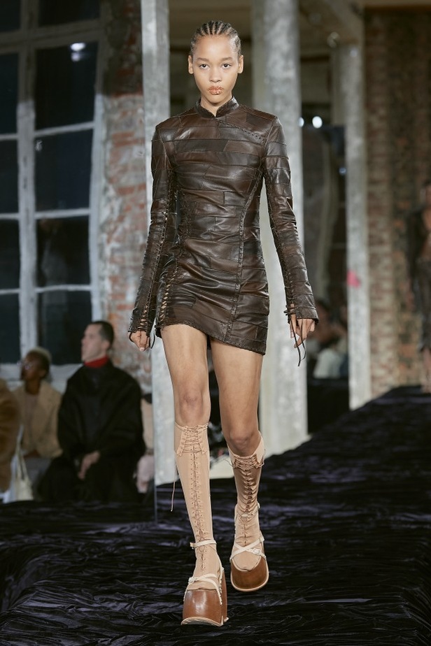 عرض أزياء Acne Studio لربيع وصيف 2022 من أسبوع الموضة في باريس