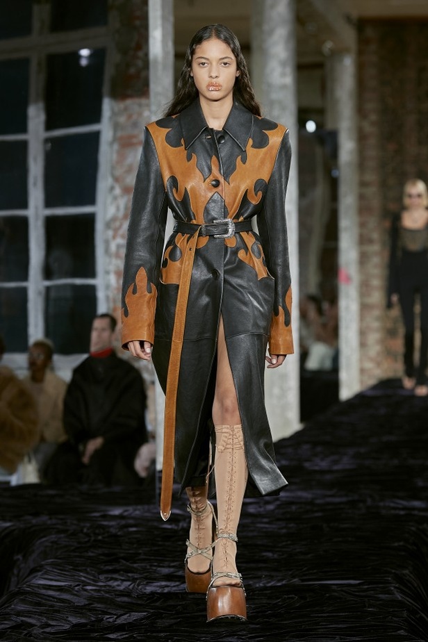 عرض أزياء Acne Studio لربيع وصيف 2022 من أسبوع الموضة في باريس