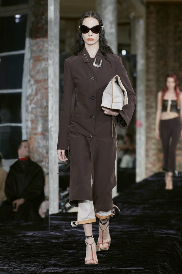 عرض أزياء Acne Studio لربيع وصيف 2022 من أسبوع الموضة في باريس